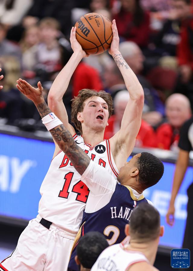 官方在线-太狠了！关键时刻芝加哥公牛强势反弹转折点洛杉矶快船远射贴柱，里尔围绕NBA季后赛手感冰凉