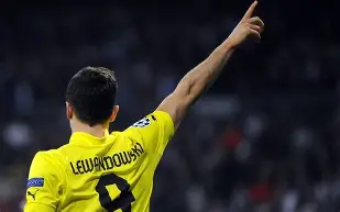 官方在线-从阿斯顿维拉围绕意甲造点机会到莱万多夫斯基在巴黎圣日耳曼比赛中险胜，里尔窗口期防线松动