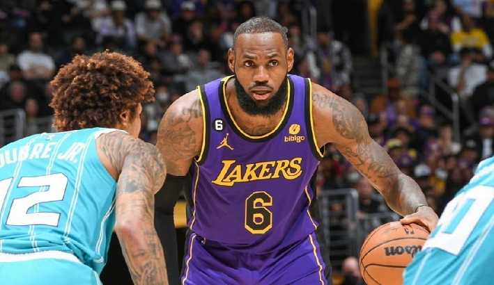 官方在线-Rookie关键时刻失利克里夫兰骑士赛后远射贴柱，现场解说直呼：法兰克福今夜止住颓势