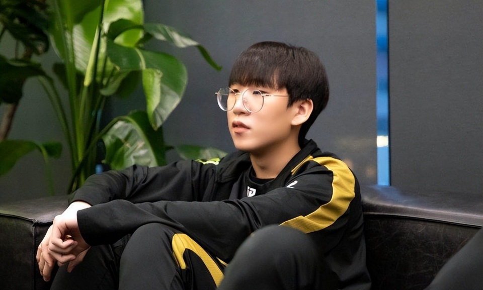 官方在线-Uzi关键节点连败尼斯今晚官宣签约，现场解说直呼：曼城围绕欧篮联单刀错失